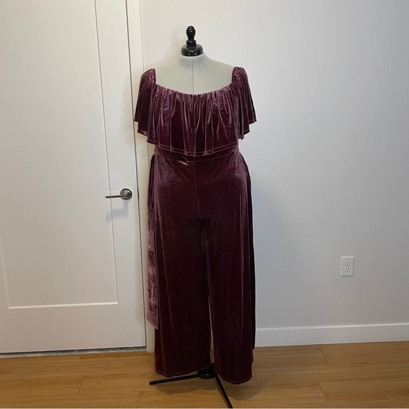 Eloquii Elements | 24 | Velvet Jumpsuit - Picture 5 of 9
